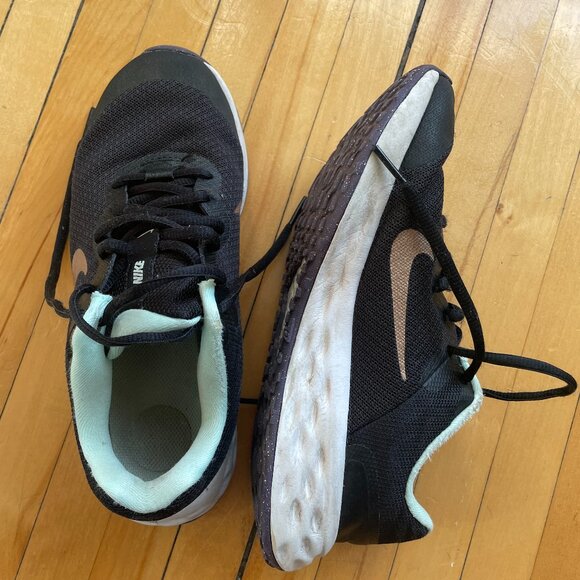 Nike's - Picture 1 of 3